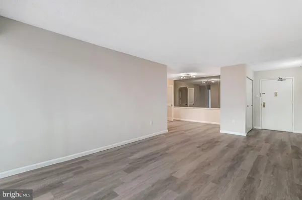 $1,995 | 5300 Holmes Run Parkway, Unit 212, Alexandria, VA 22304