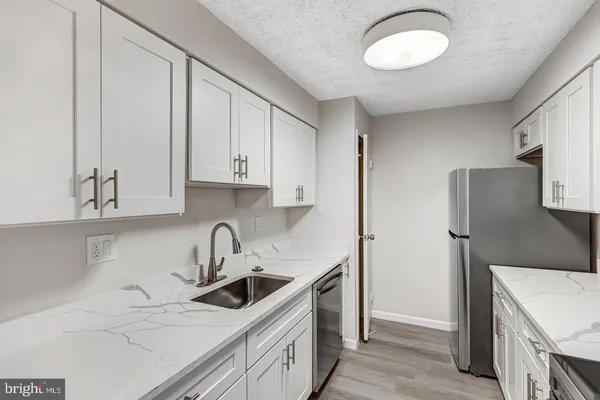 $1,995 | 5300 Holmes Run Parkway, Unit 212, Alexandria, VA 22304