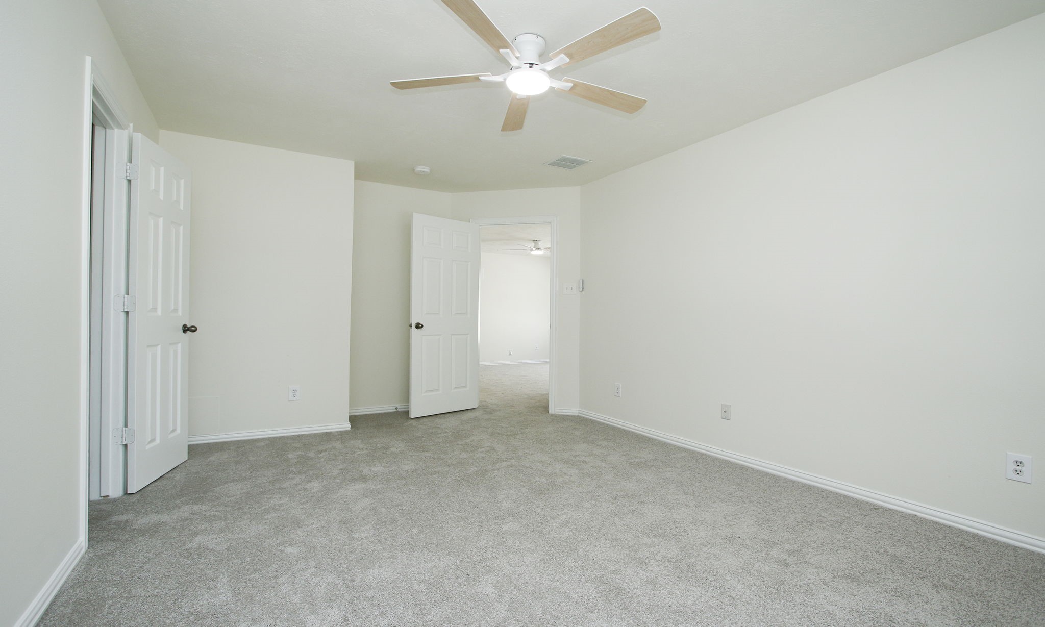 1210 Berwick Manor Court Spring, TX 77379 - Photo 38 of 50 an empty room with a ceiling fan and a window