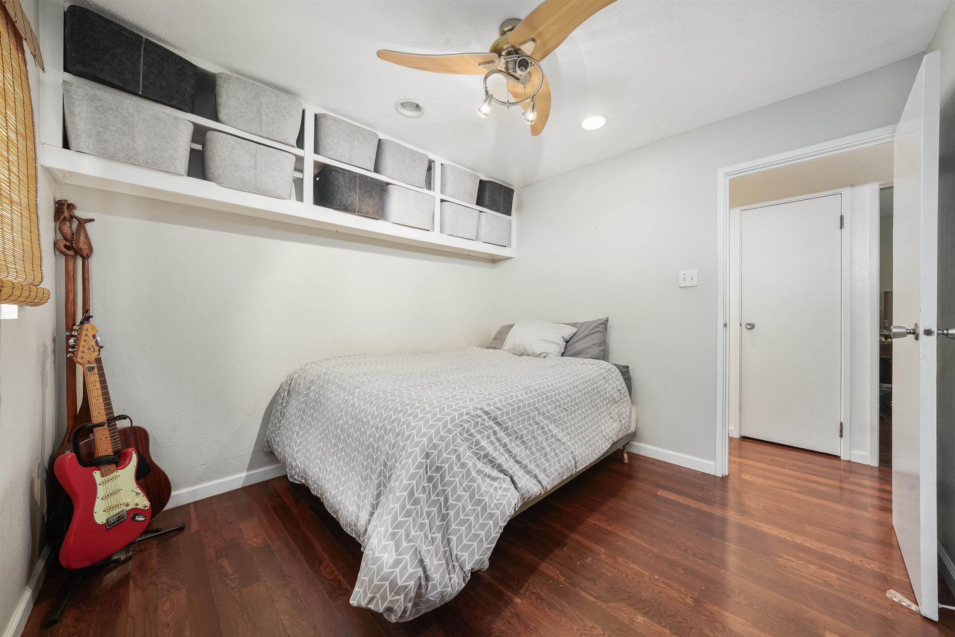 2889 West Lelehuna Place Haiku, HI 96708 - Photo 14 of 32 a bedroom with a bed and a chandelier