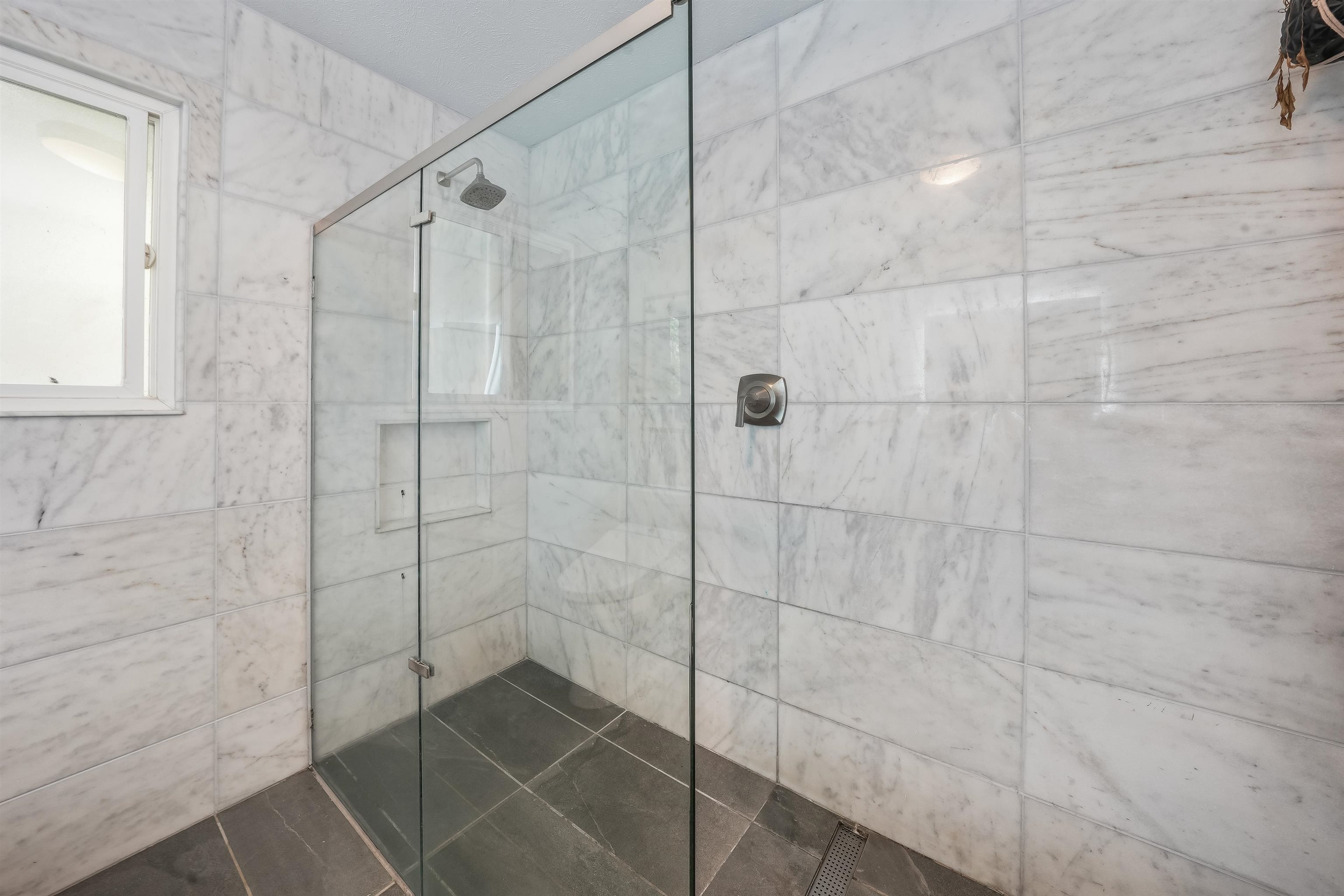 2889 West Lelehuna Place Haiku, HI 96708 - Photo 17 of 32 a bathroom with a shower