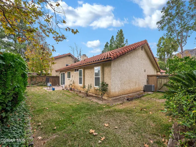 a view of a house with backyard