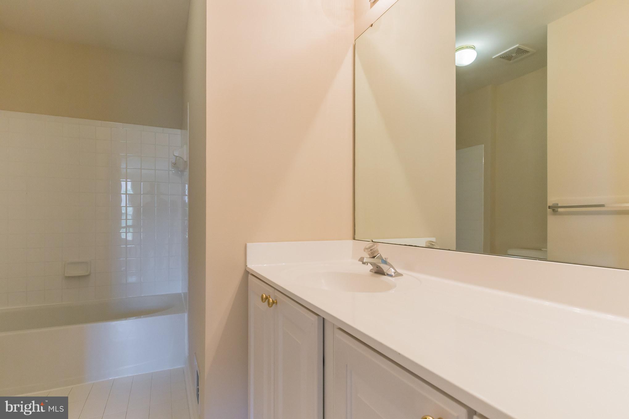 18410 Cornflower Road Boyds, MD 20841 - Photo 21 of 29 Upper Level Hall Bathroom