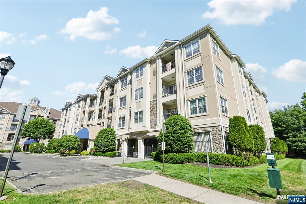 9104 Ravenscroft Road Clifton, NJ 07013 - Photo 5 of 50
