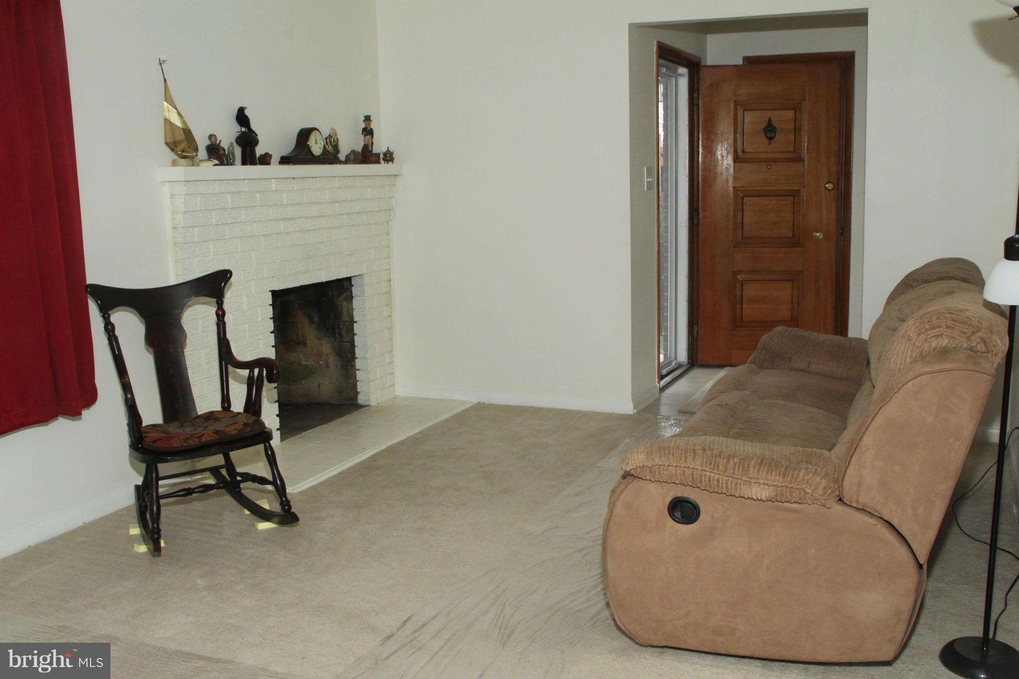 8500 Jenkins Road Pasadena, MD 21122 - Photo 4 of 25 Living Room
