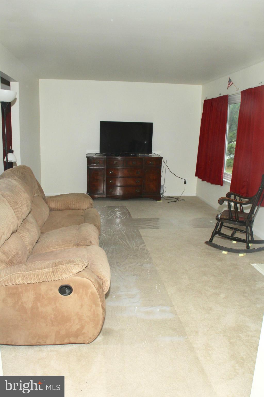 8500 Jenkins Road Pasadena, MD 21122 - Photo 6 of 25 Living Room