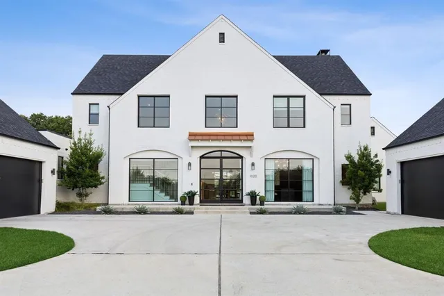 a front view of house with yard