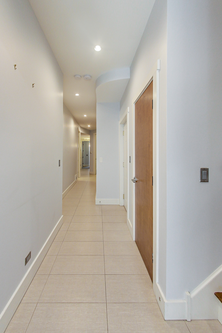 619 West Surf Street, Unit 1 Chicago, IL 60657 - Photo 18 of 36 a view of hallway with a hallway