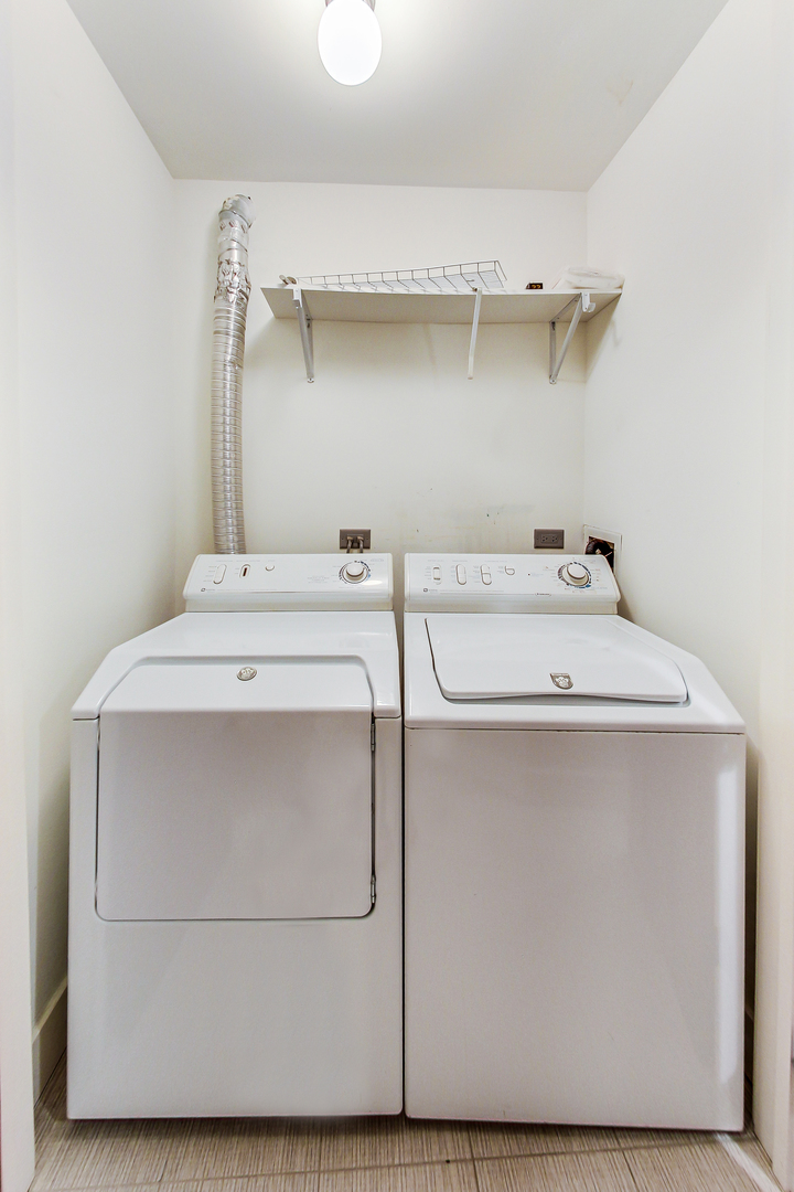 619 West Surf Street, Unit 1 Chicago, IL 60657 - Photo 28 of 36 a utility room with dryer and washer