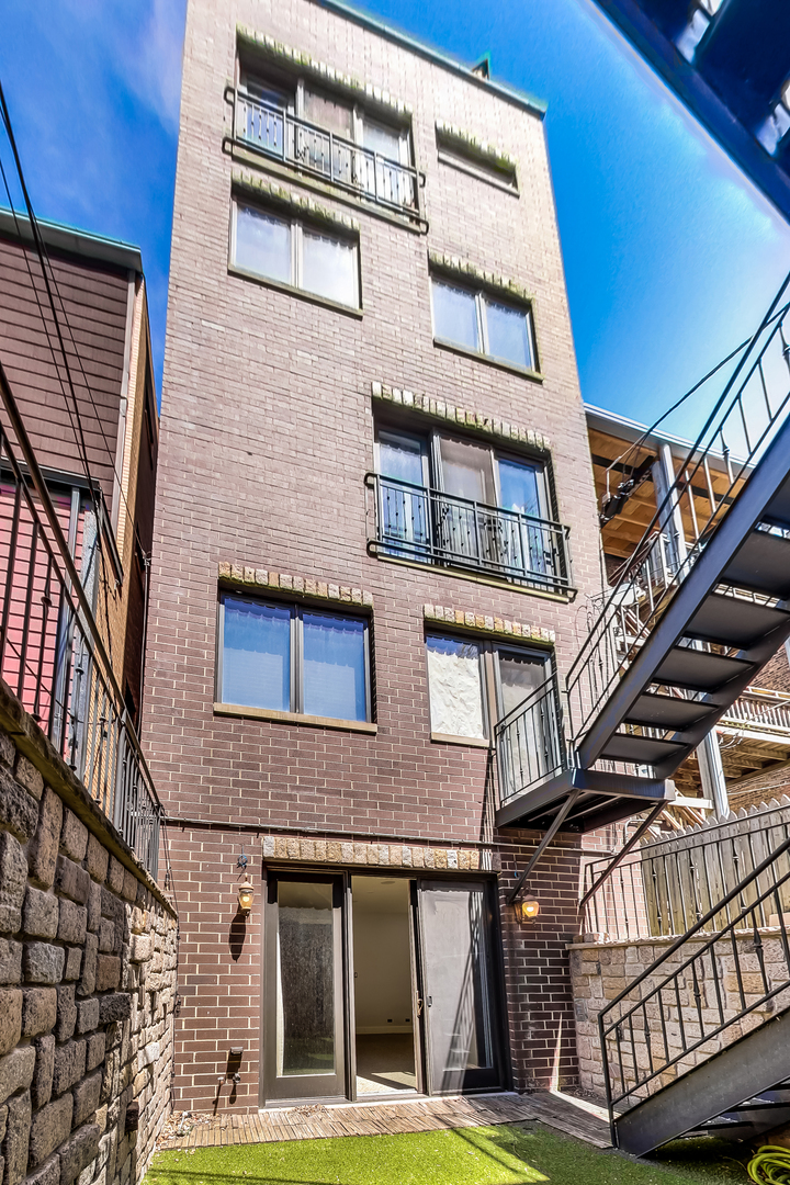 619 West Surf Street, Unit 1 Chicago, IL 60657 - Photo 31 of 36 front view of a building