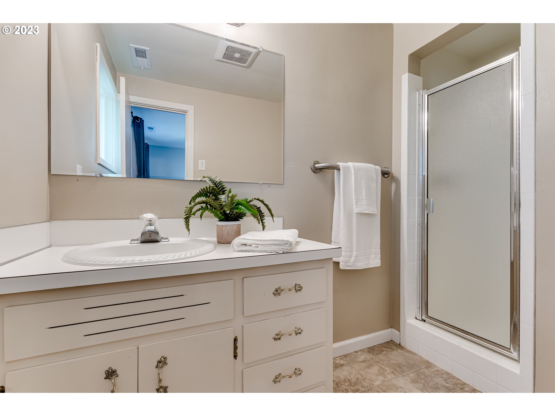 2548 16th Street Springfield, OR 97477 - Photo 22 of 35 a bathroom with a sink and a mirror