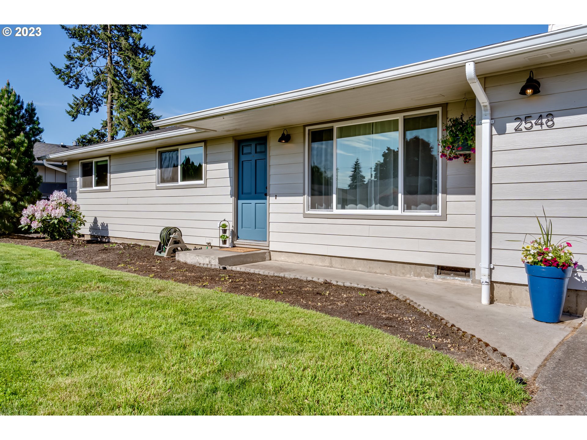 2548 16th Street Springfield, OR 97477 - Photo 3 of 35 a front view of a house with garden