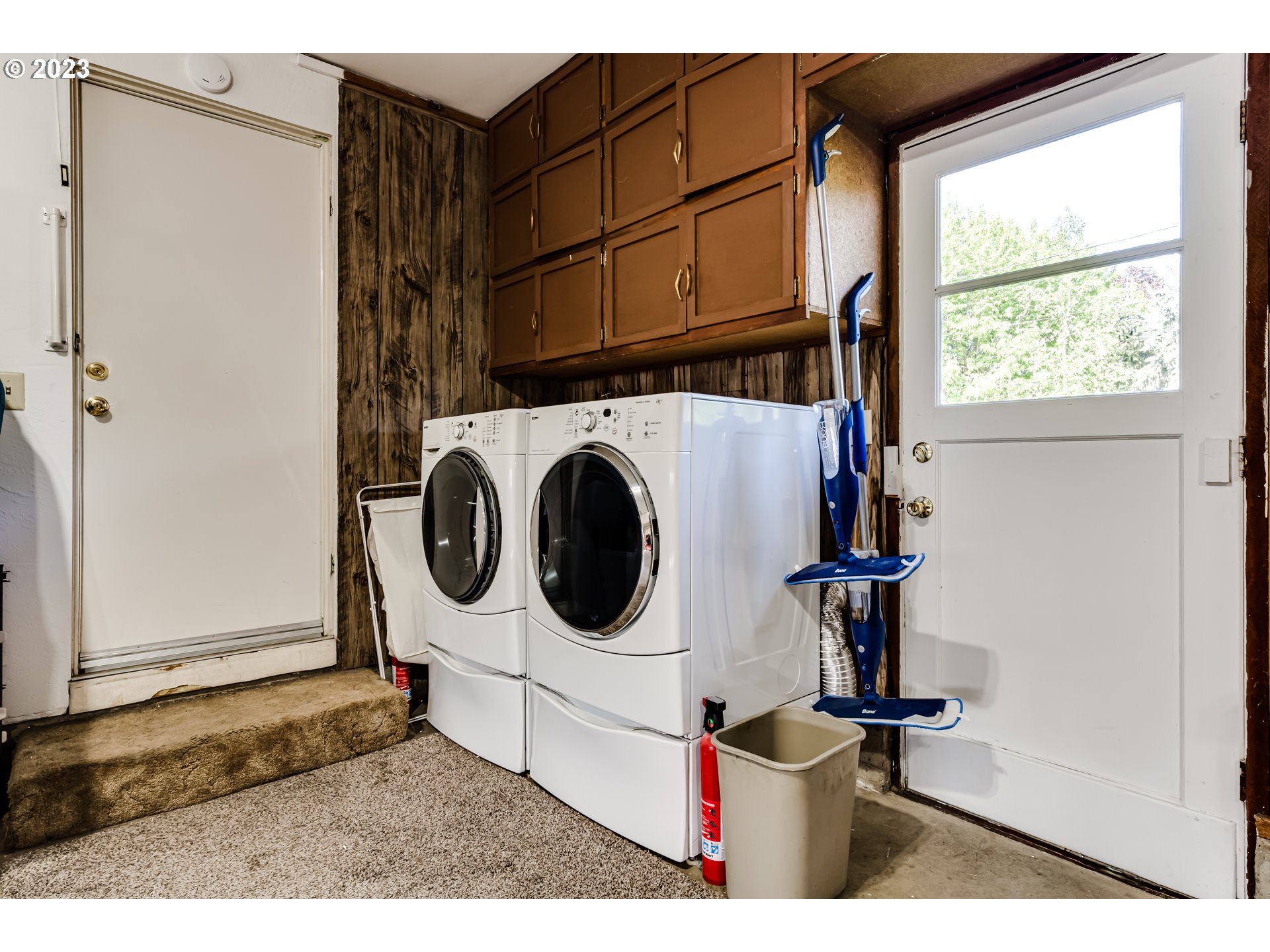 2548 16th Street Springfield, OR 97477 - Photo 34 of 35 a utility room with dryer and washer