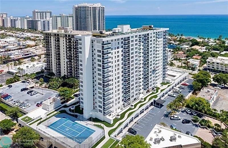 Berkley South Condo has a privileged location near a quiet beach surrounded by single family homes