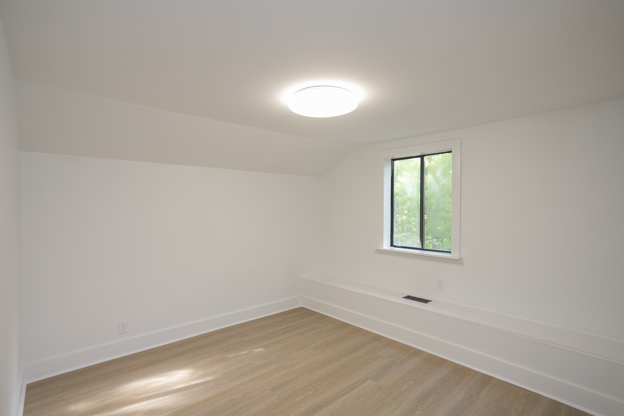 5860 Cane Ridge Road Antioch, TN 37013 - Photo 32 of 46 an empty room with a window