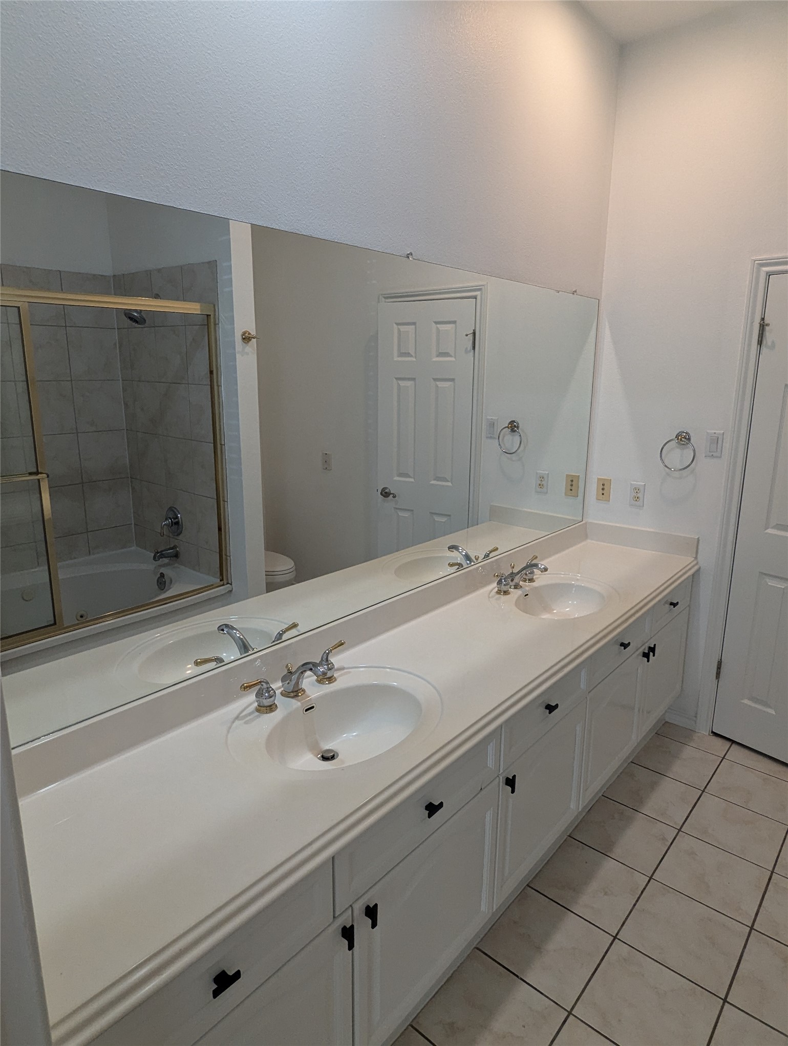 2918 Ranch Road 620 North, Unit Y194 Austin, TX 78734 - Photo 13 of 35 a bathroom with a sink and a mirror