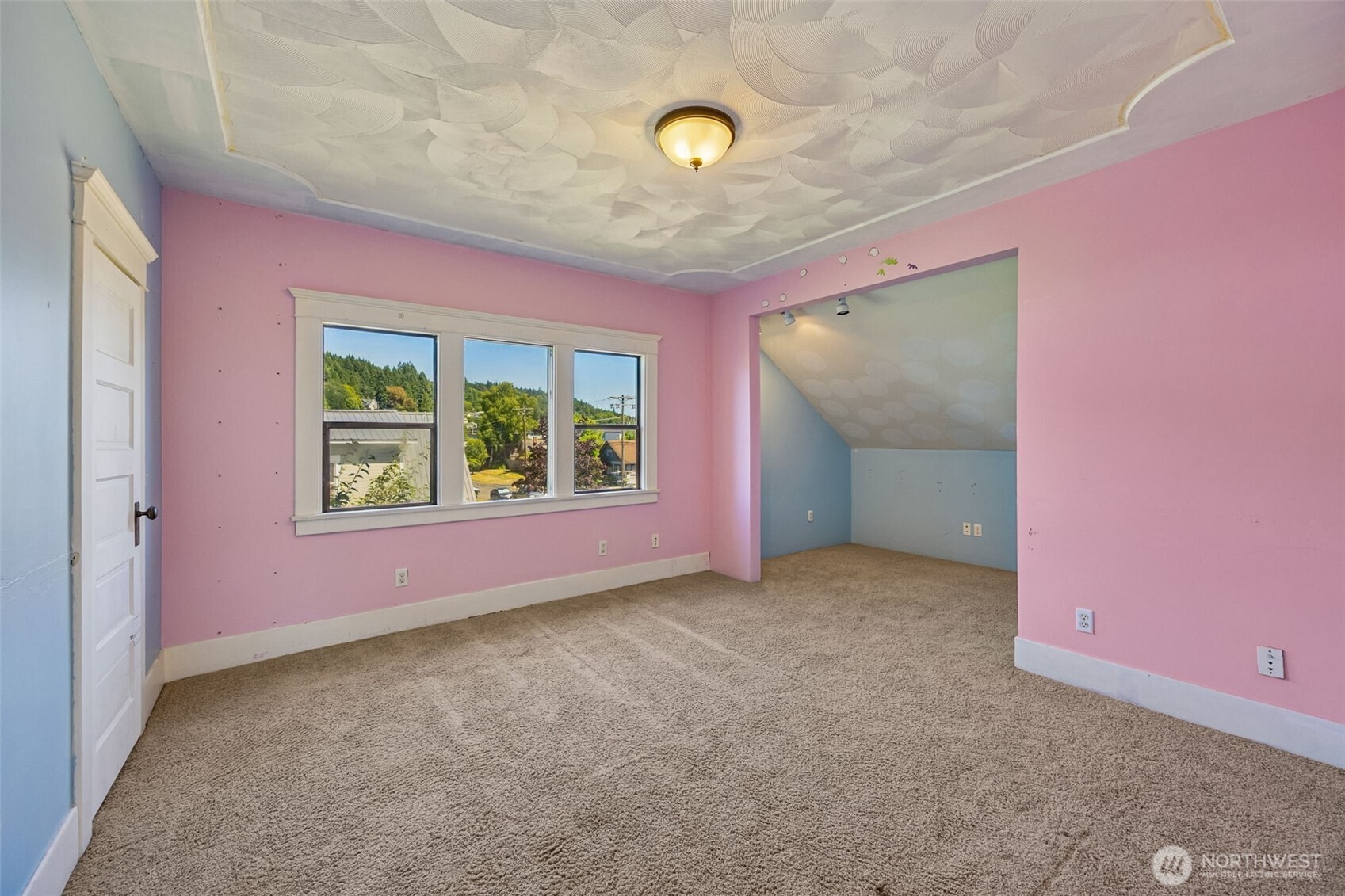 668 Northwest Folsom Street Chehalis, WA 98532 - Photo 18 of 34 an empty room with windows