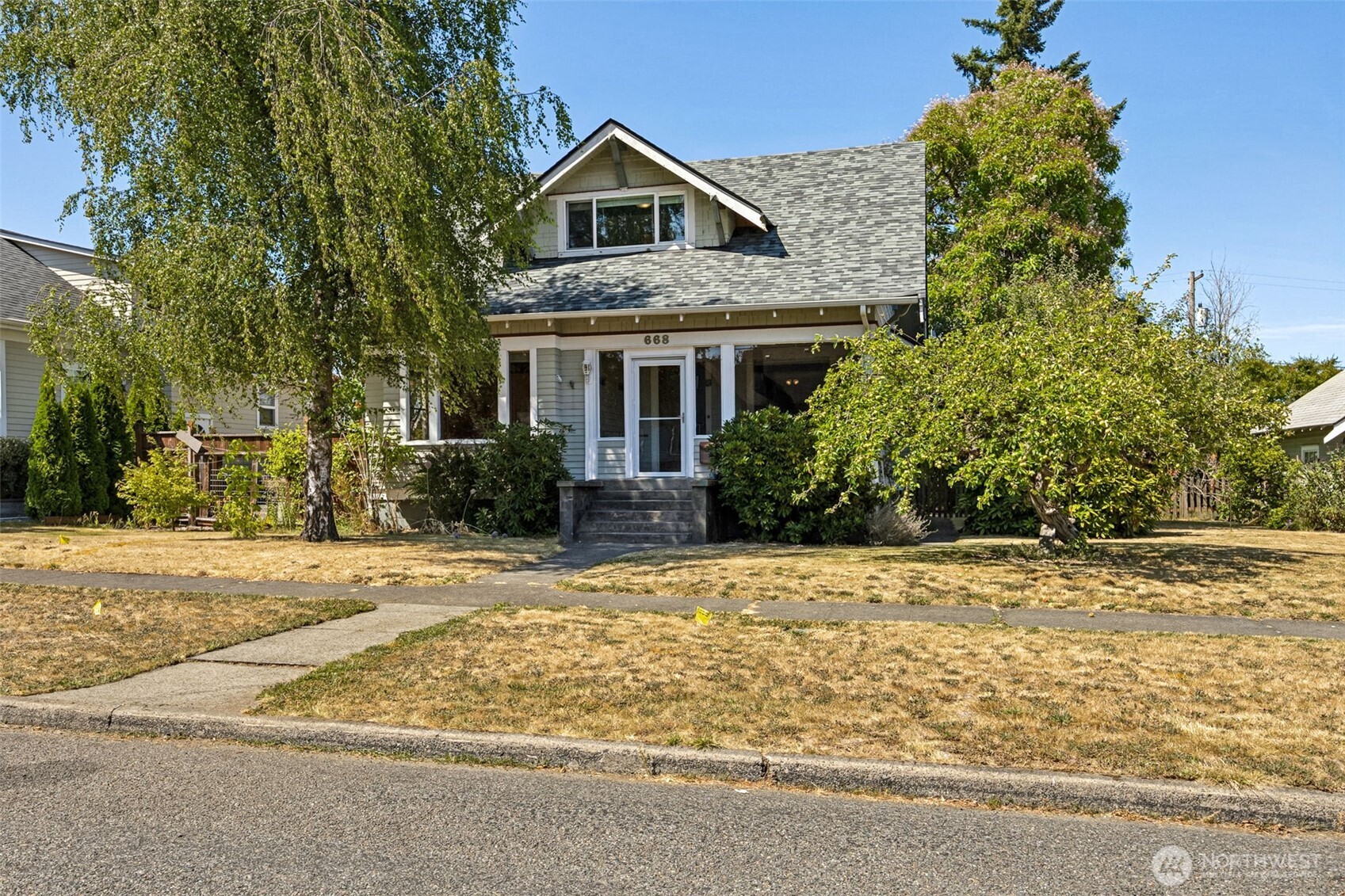 668 Northwest Folsom Street Chehalis, WA 98532 - Photo 2 of 34 a front view of a house with garden