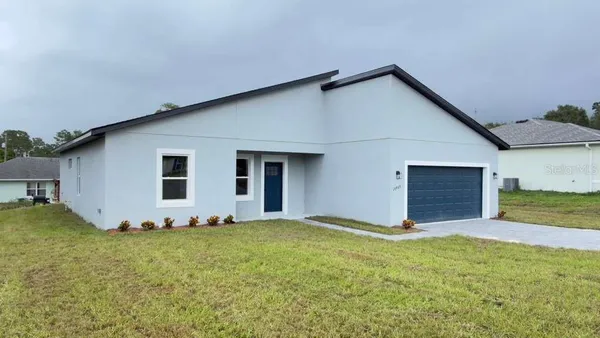 a view of a house with backyard and garden