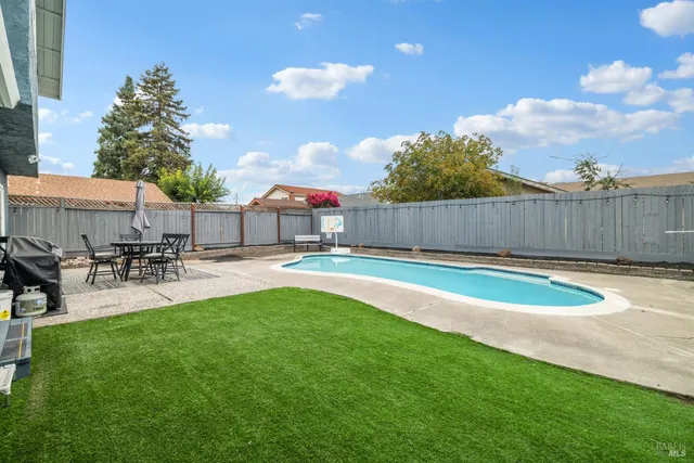 $895,000 | 831 Wood Lane, Petaluma, CA 94954