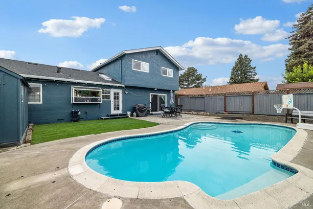 $895,000 | 831 Wood Lane, Petaluma, CA 94954