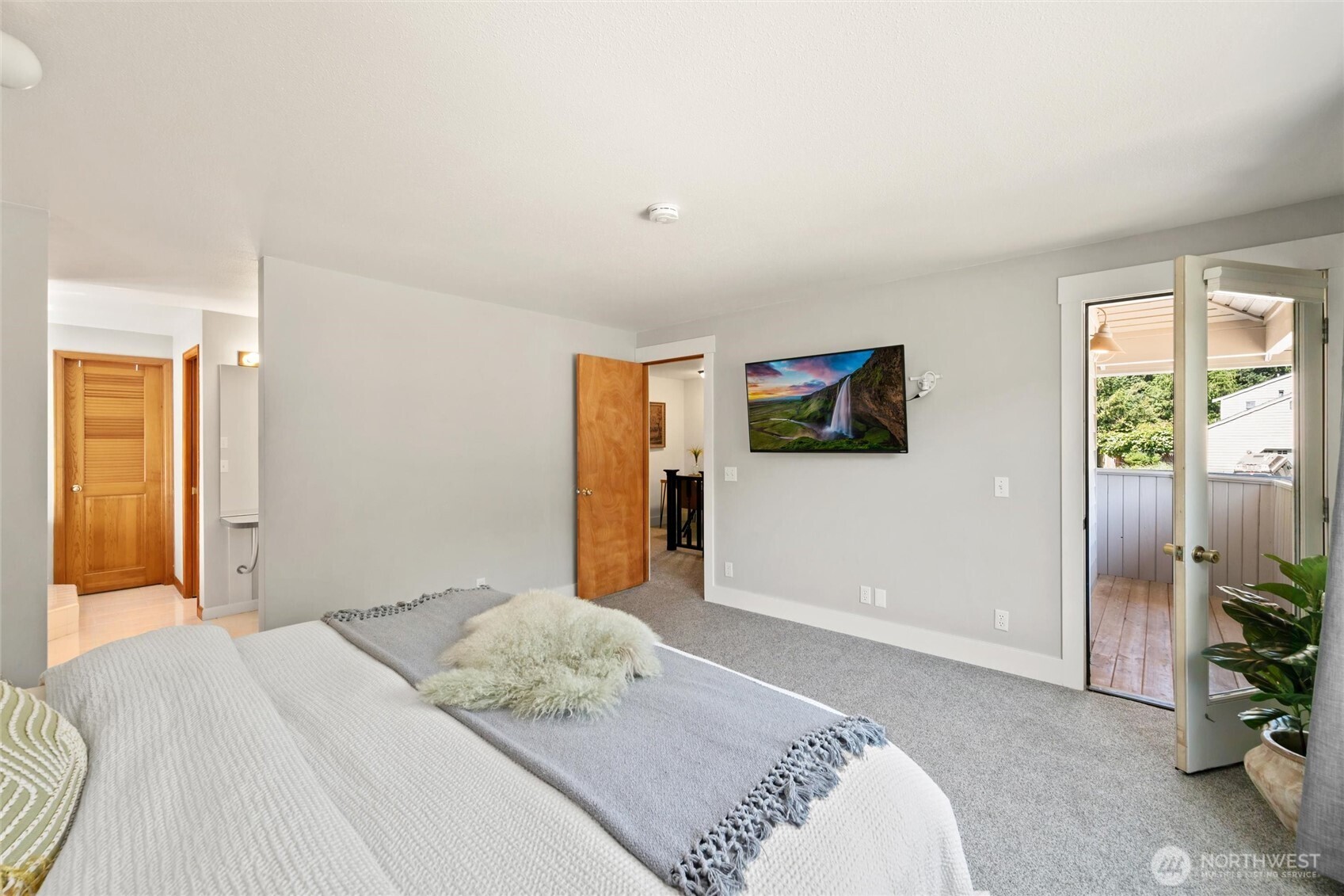 706 Fieldston Road Bellingham, WA 98225 - Photo 27 of 40 a bedroom with a bed and a potted plant