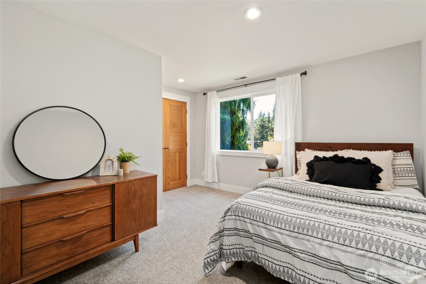 706 Fieldston Road Bellingham, WA 98225 - Photo 30 of 40 a bedroom with a large bed and a window