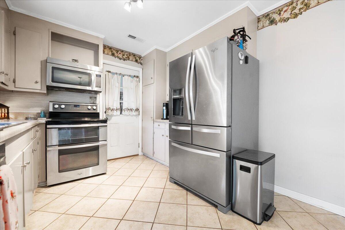 1104 Hawthorne Road Hanahan, SC 29410 - Photo 11 of 19 Kitchen