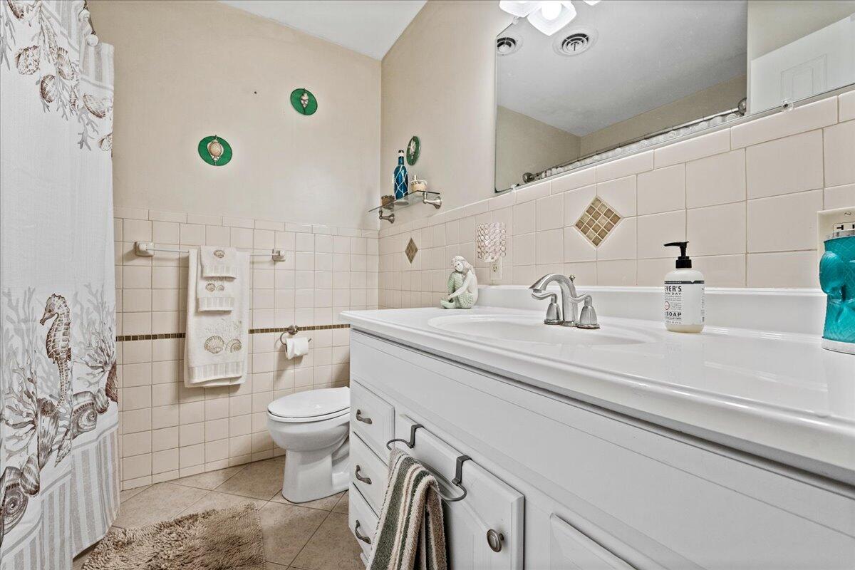 1104 Hawthorne Road Hanahan, SC 29410 - Photo 16 of 19 Guest Bath