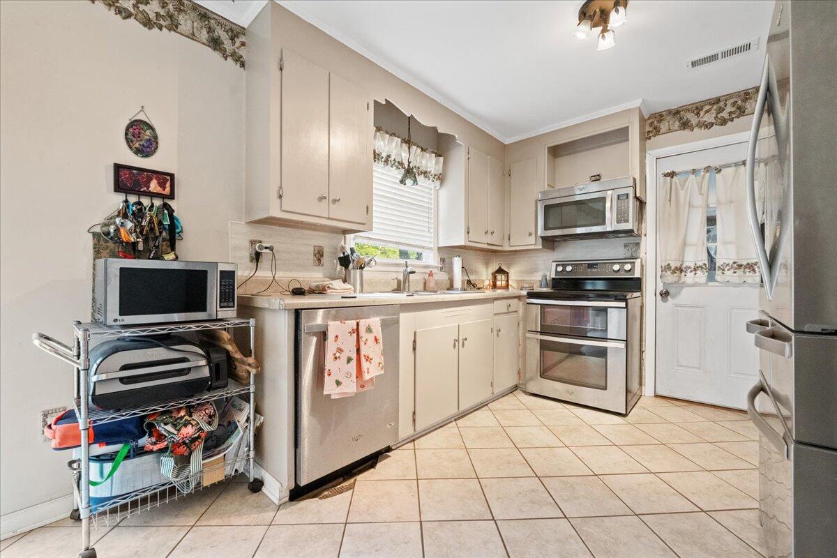 1104 Hawthorne Road Hanahan, SC 29410 - Photo 10 of 19 Kitchen