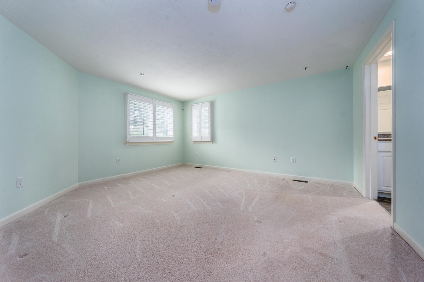 20 North Ridge Road Mashpee, MA 02649 - Photo 8 of 14 an empty room with windows