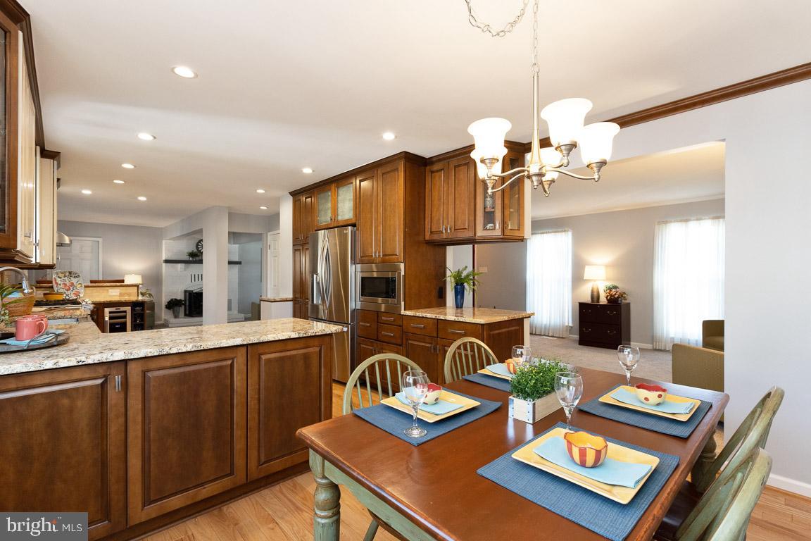 203 Rabbitt Road Gaithersburg, MD 20878 - Photo 7 of 47 Kitchen with eat-in space