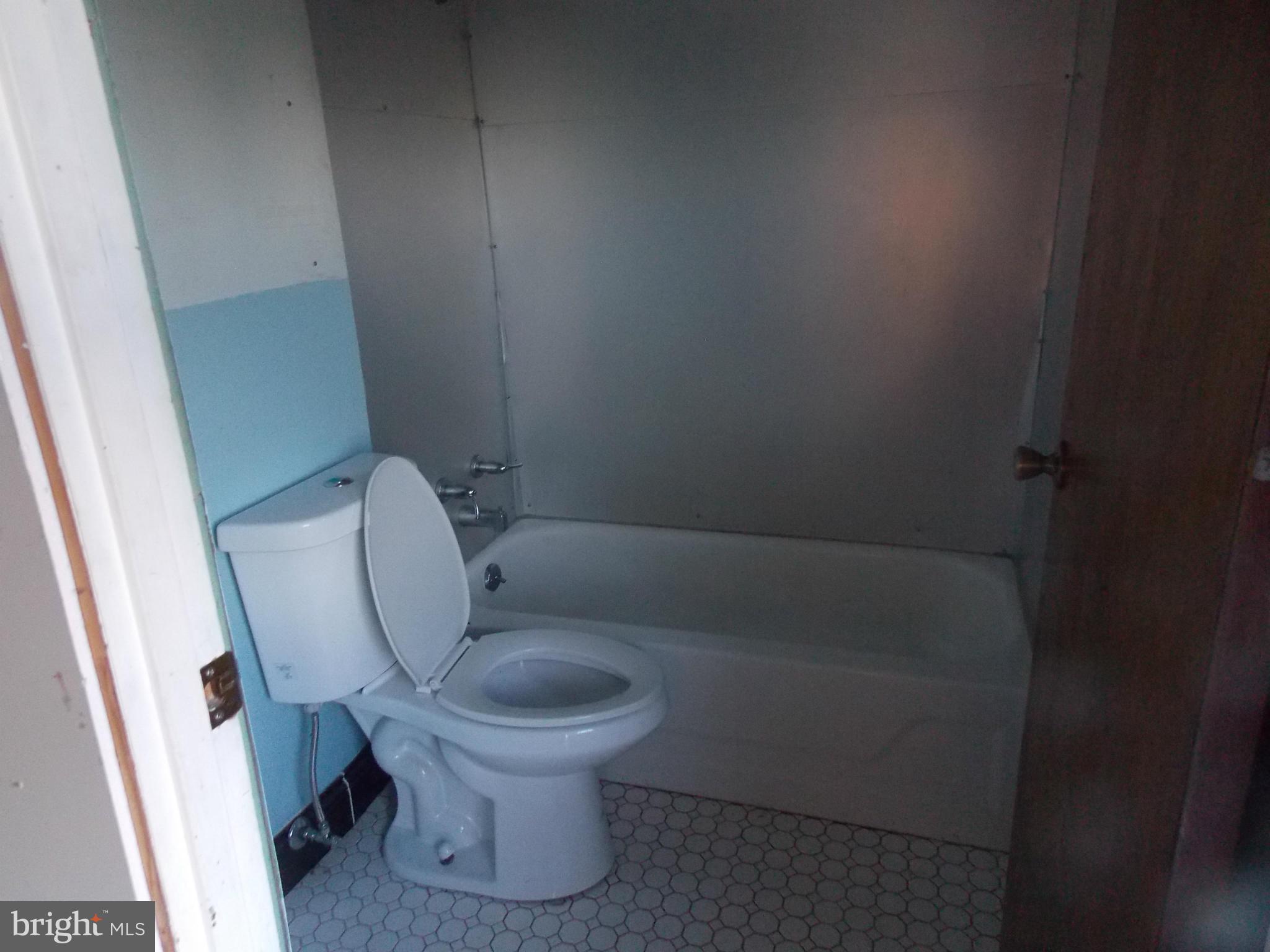 2909 Kuntz Road Baltimore, MD 21244 - Photo 16 of 21 Bath