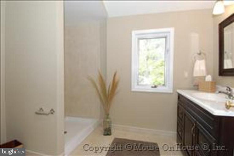 9515 Edgeley Road Bethesda, MD 20814 - Photo 13 of 30 Master Bath
