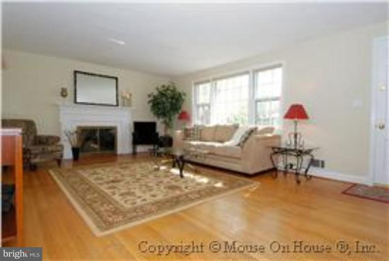 9515 Edgeley Road Bethesda, MD 20814 - Photo 3 of 30 Living Room