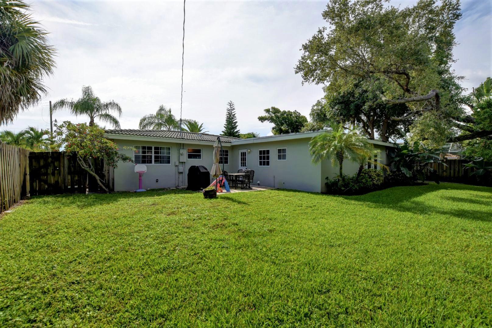501 Southwest 8th Terrace Boca Raton, FL 33486 - Photo 23 of 28 Back yard