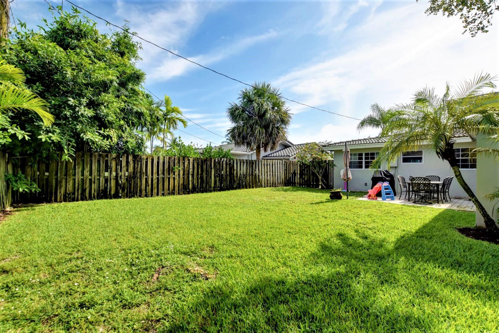 501 Southwest 8th Terrace Boca Raton, FL 33486 - Photo 3 of 28 Large back yard