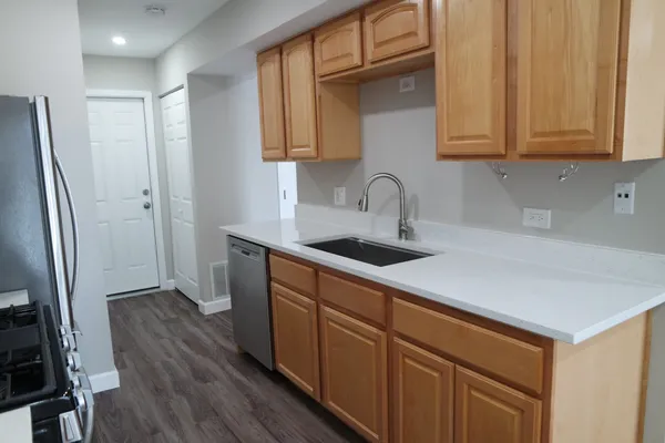 $2,400 | 411 Stevenson Place, Vernon Hills, IL 60061
