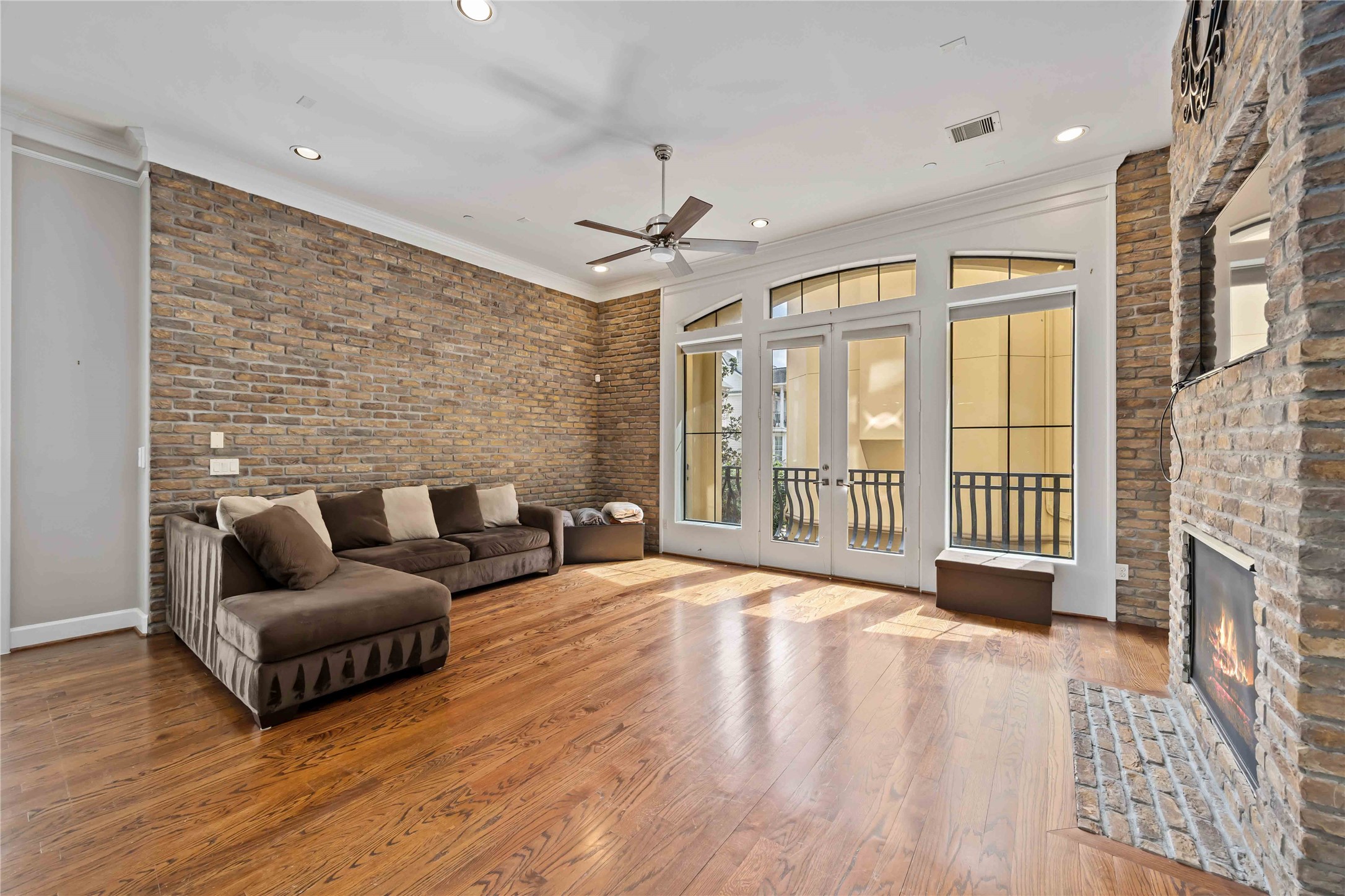 328 Bomar Street Houston, TX 77006 - Photo 7 of 25 Second floor living room