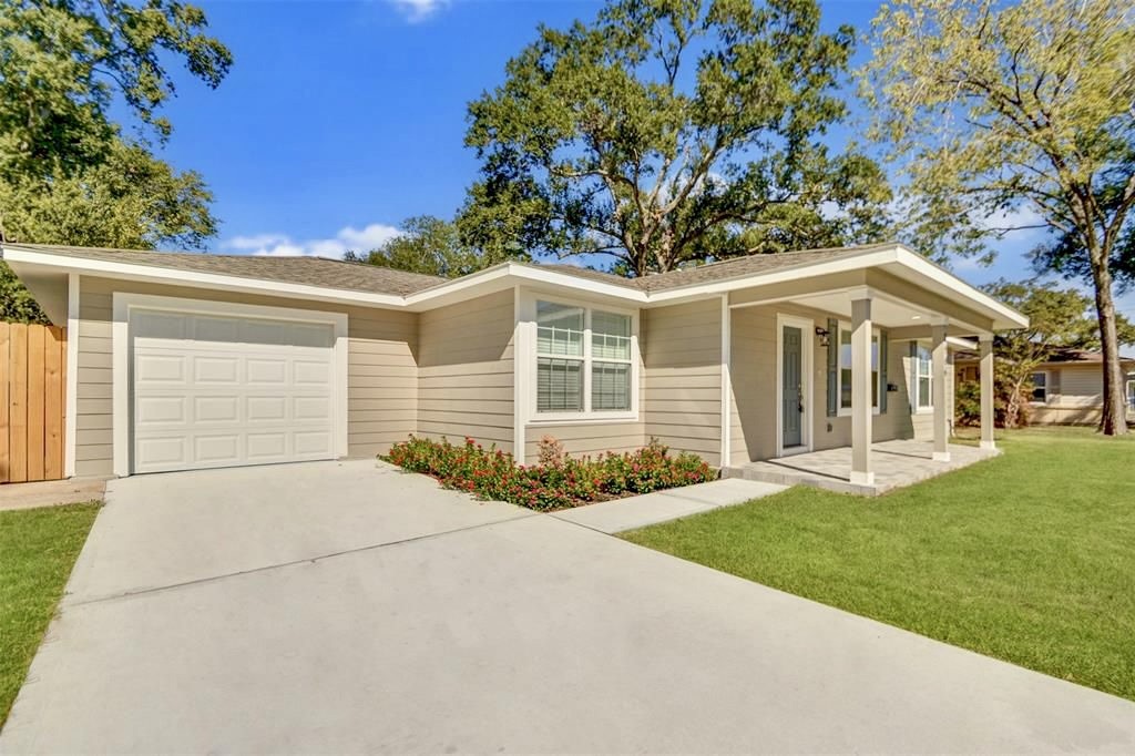 7906 Hammerly Boulevard Houston, TX 77055 - Photo 2 of 22 front view of a house with a yard