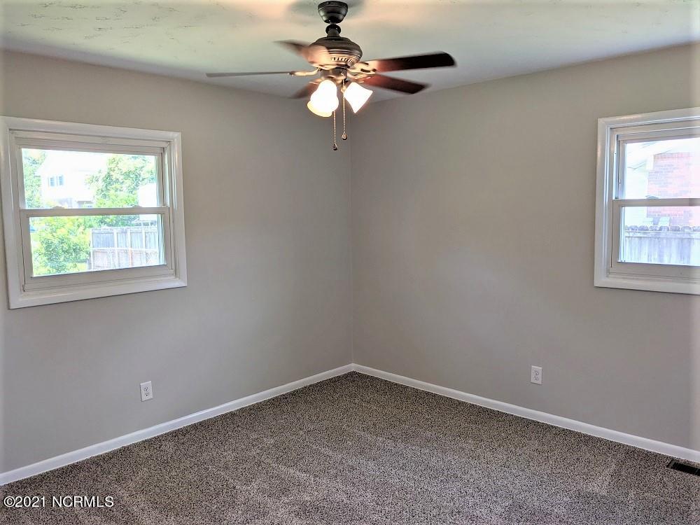 417 Brynn Marr Road Jacksonville, NC 28546 - Photo 17 of 21 417 Brynn Marr master bed
