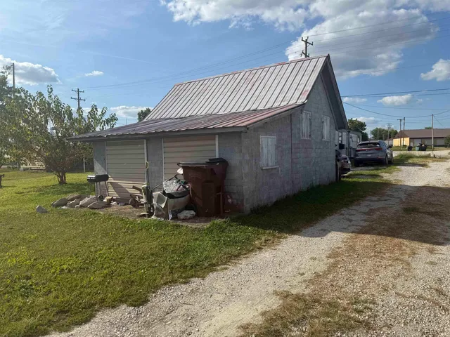 $30,000 | 104 Southwest 3rd Street, Loogootee, IN 47553