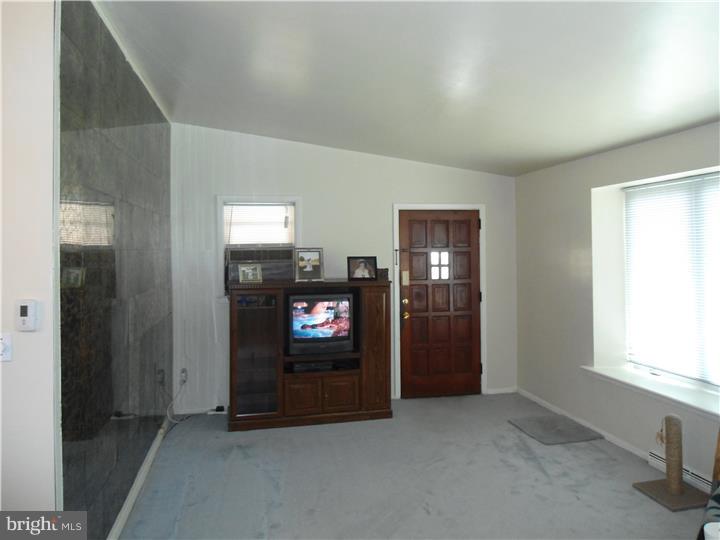 8914 Blue Grass Road Philadelphia, PA 19152 - Photo 3 of 17 Living Room