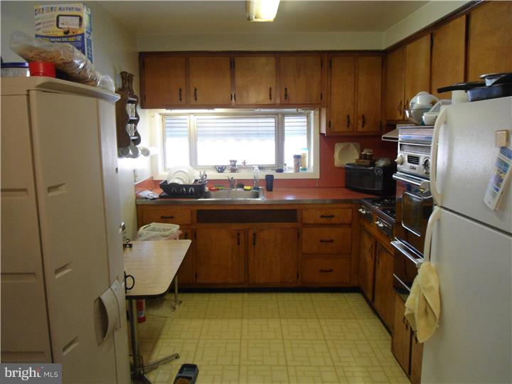 8914 Blue Grass Road Philadelphia, PA 19152 - Photo 5 of 17 Kitchen