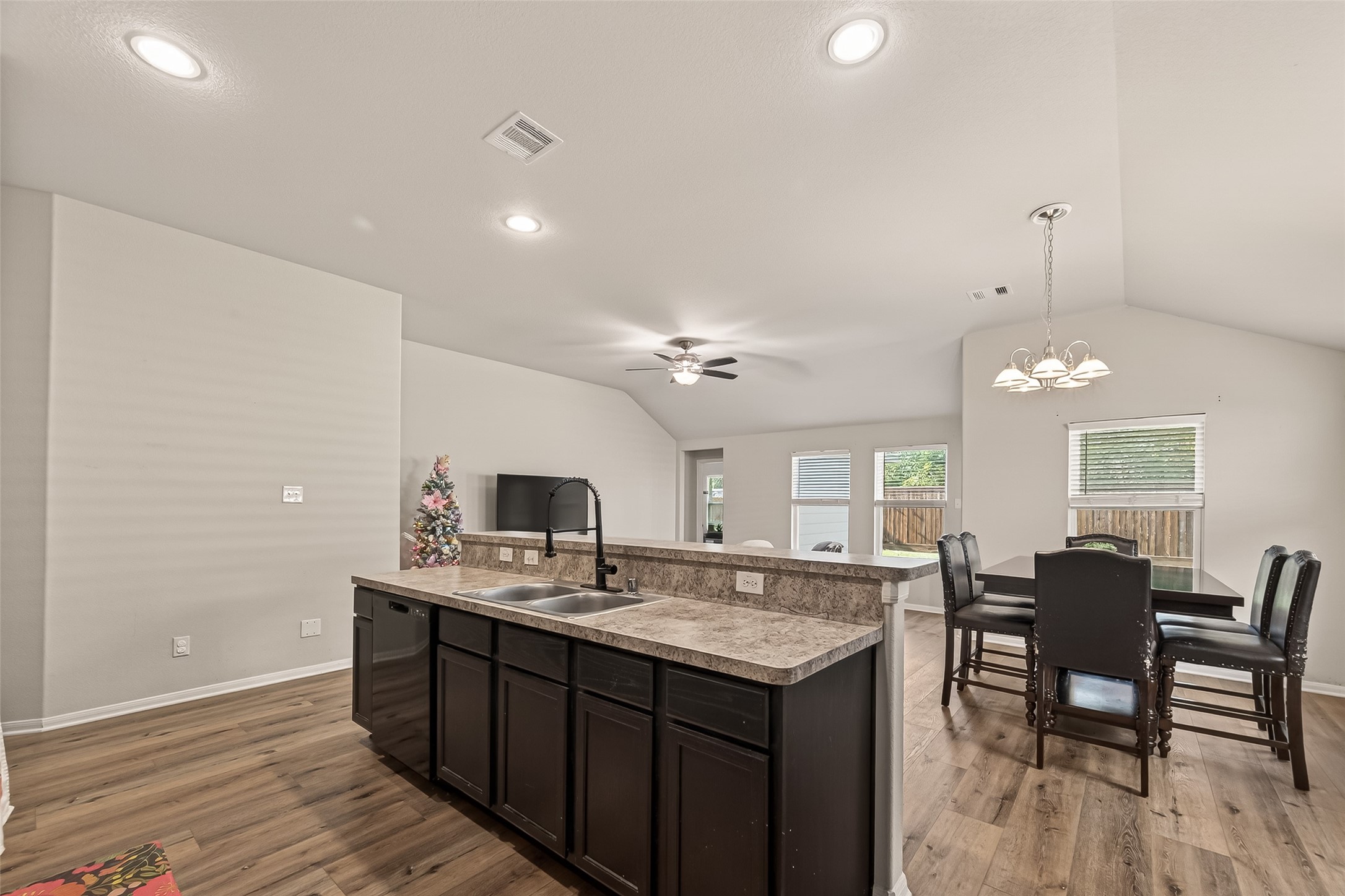 11311 Cascading Stream Way Houston, TX 77044 - Photo 20 of 33 Kitchen