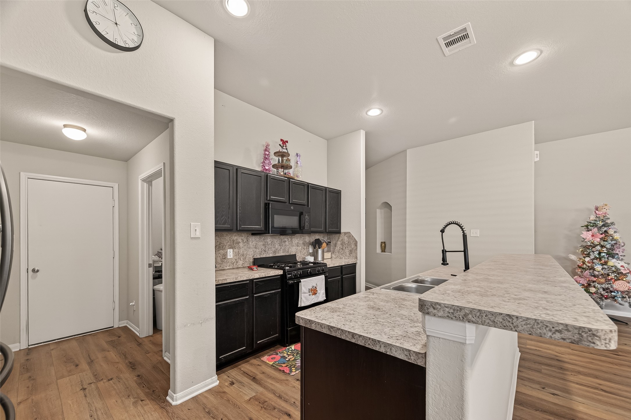 11311 Cascading Stream Way Houston, TX 77044 - Photo 21 of 33 Kitchen