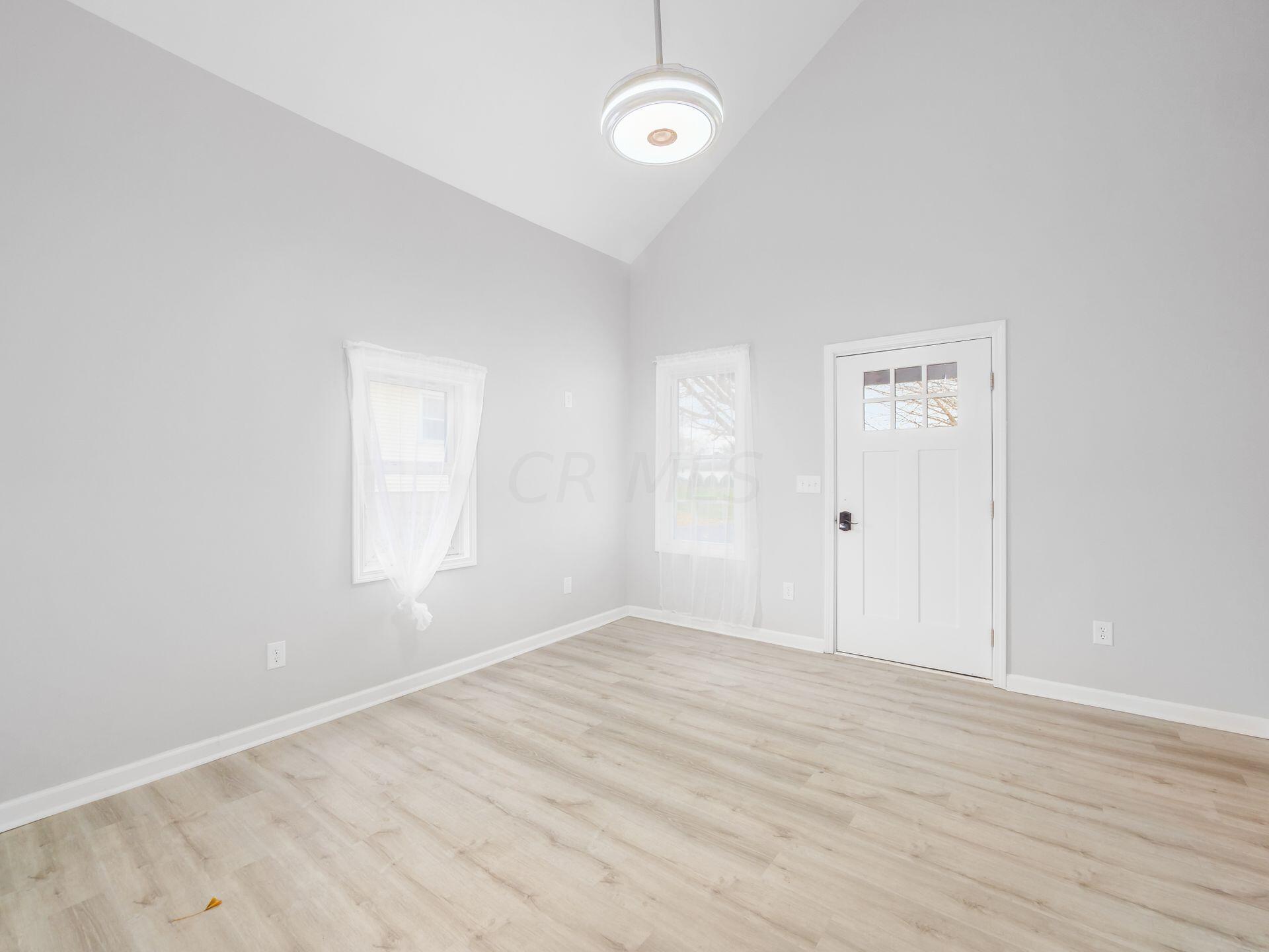 253 Basswood Road Columbus, OH 43207 - Photo 11 of 17 Living room