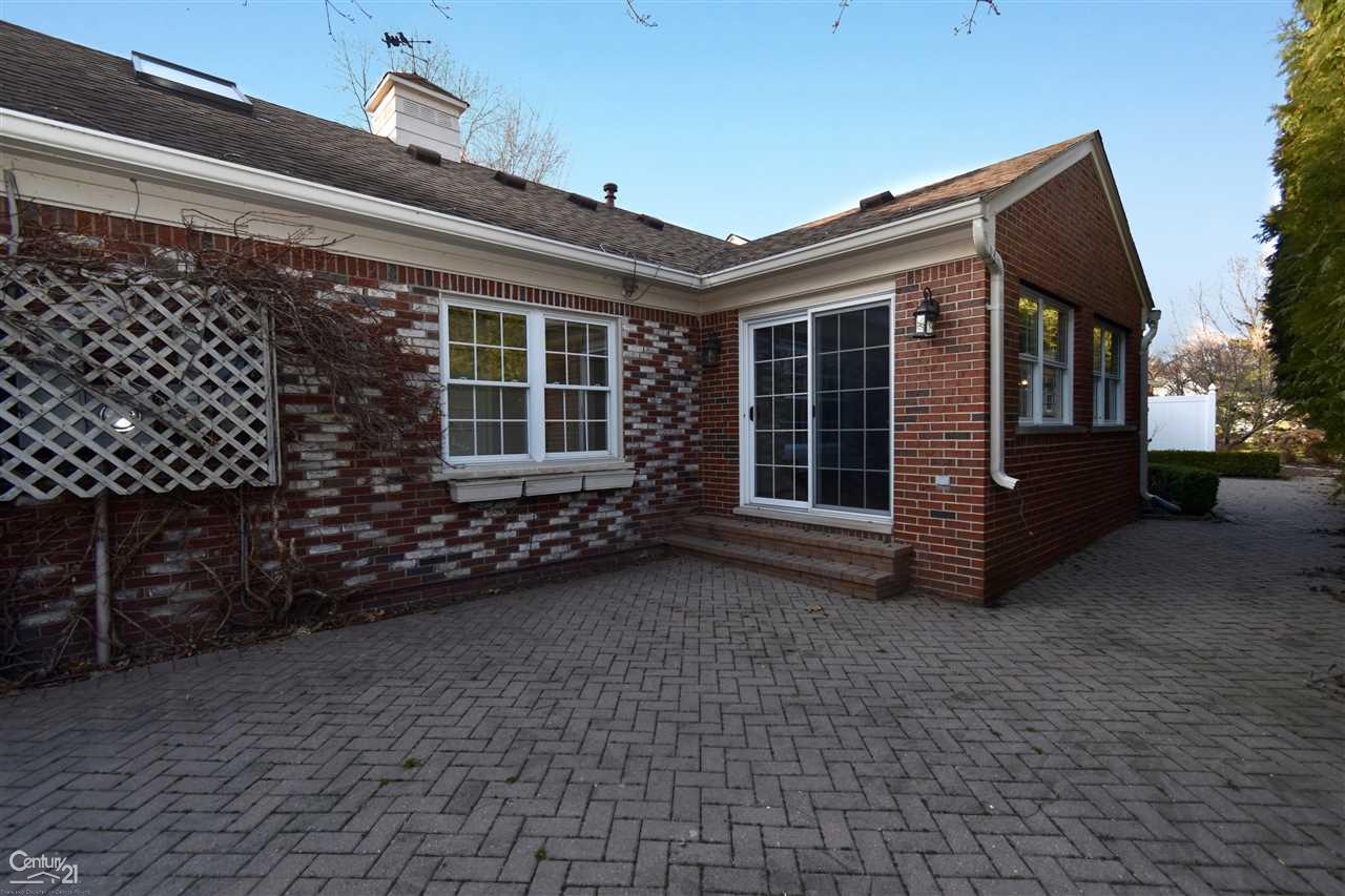 131 Lothrop Road Grosse Pointe Farms, MI 48236 - Photo 3 of 21