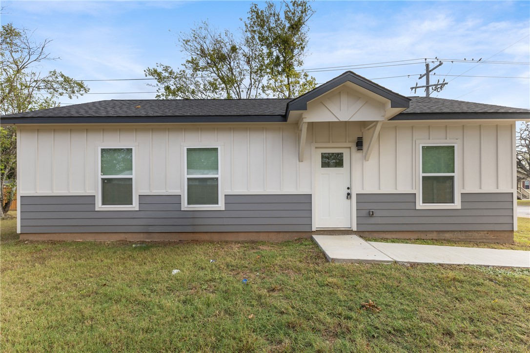 1601 West 17th Street Bryan, TX 77803 - Photo 2 of 16 a front view of a house with a yard