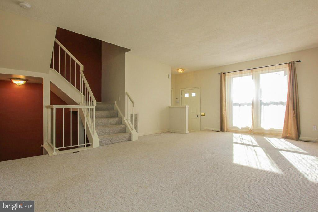 306 Harrogate Road Fredericksburg, VA 22406 - Photo 2 of 27 Living Room
